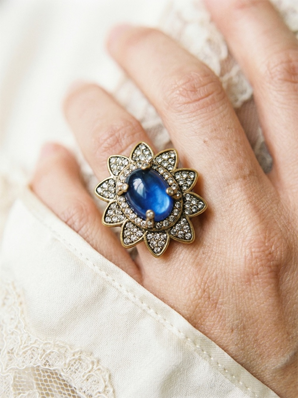 Vintage-Inspired Blue Crystal Flower Ring super unique high quality